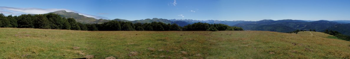 Gaztanbideako gailurretik (1460m), Pirinioak eta Orhi