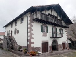 Hualde jauregia, Erratzu-Baztan