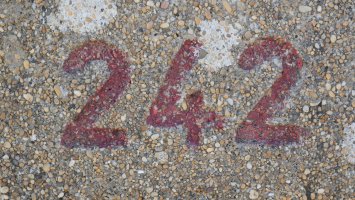 242 mugarria