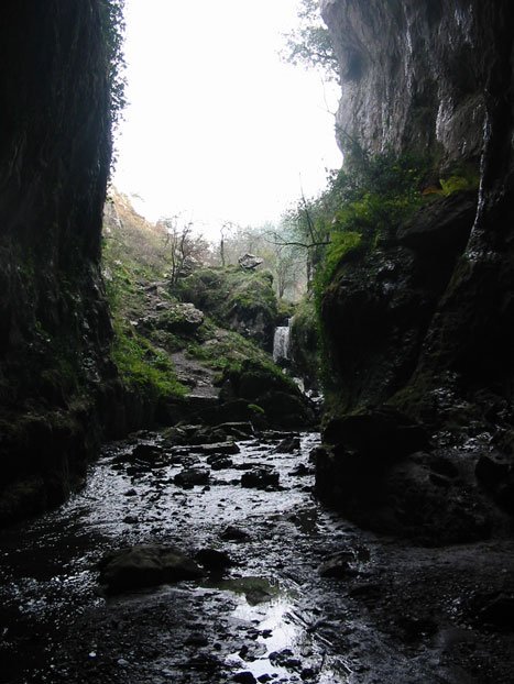 dentro de la cueva