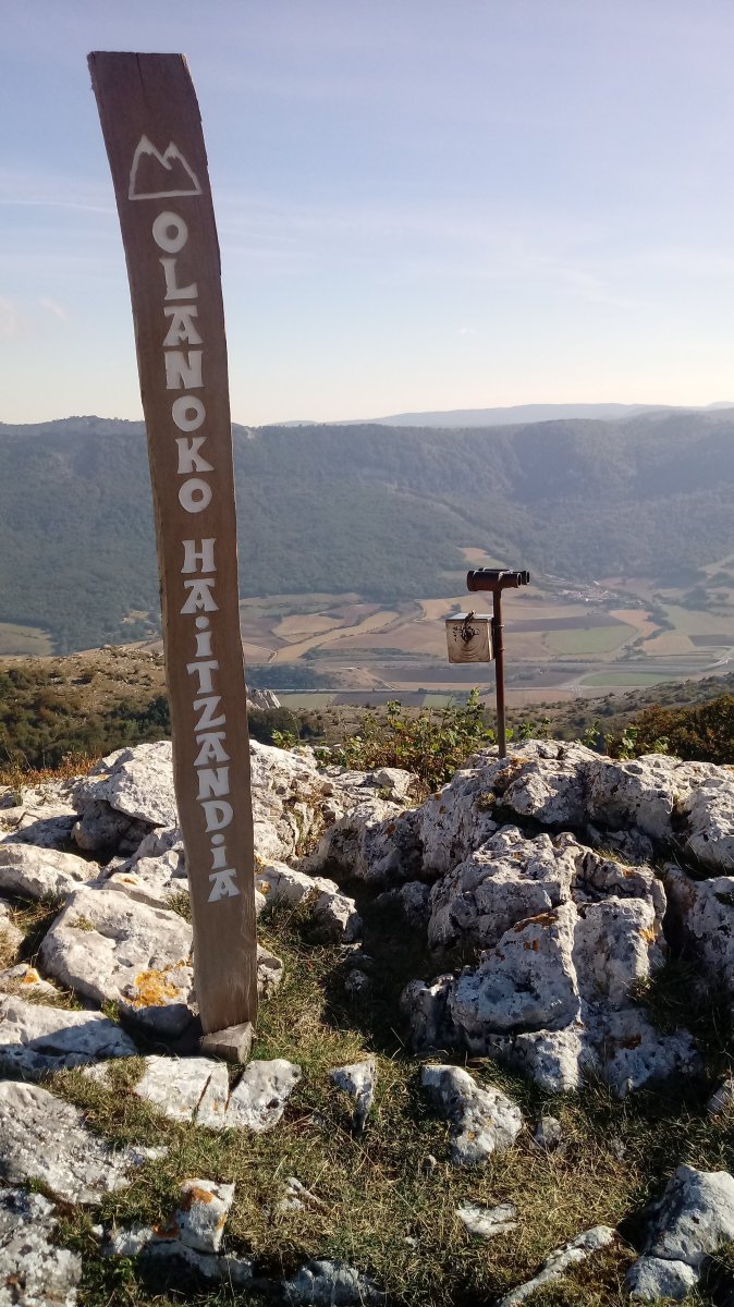 Olano Haitzandia (1083m) tontorra, postontzia eta izen-estaka