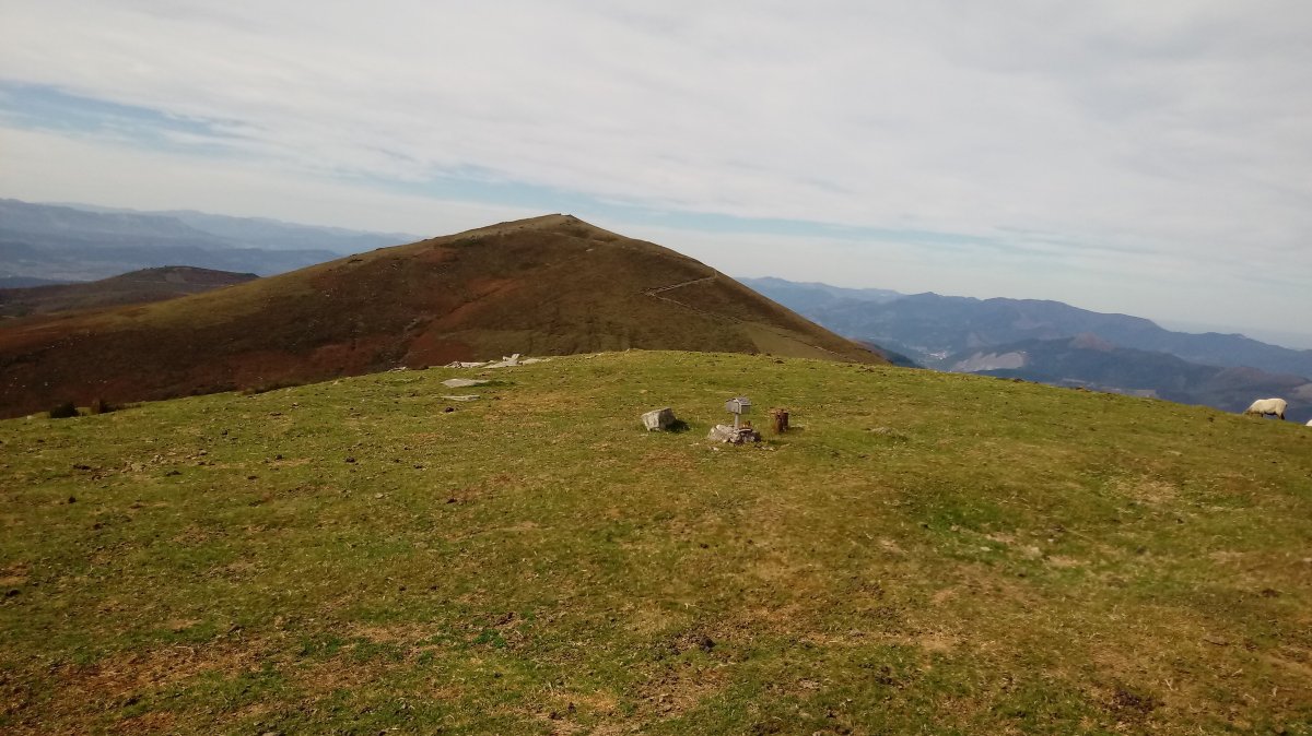 Usategieta (1187m) tontorra eta postontzia, atzean Oderiaga
