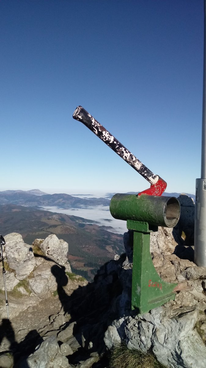 Aizkorriko (1523m) tontorra eta postontzia