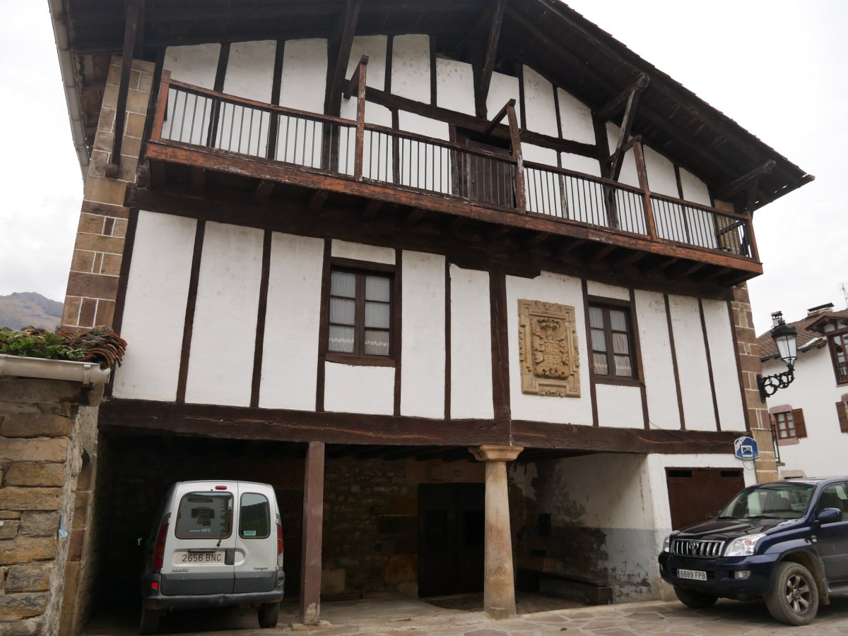 Etxeea, Latsaga
