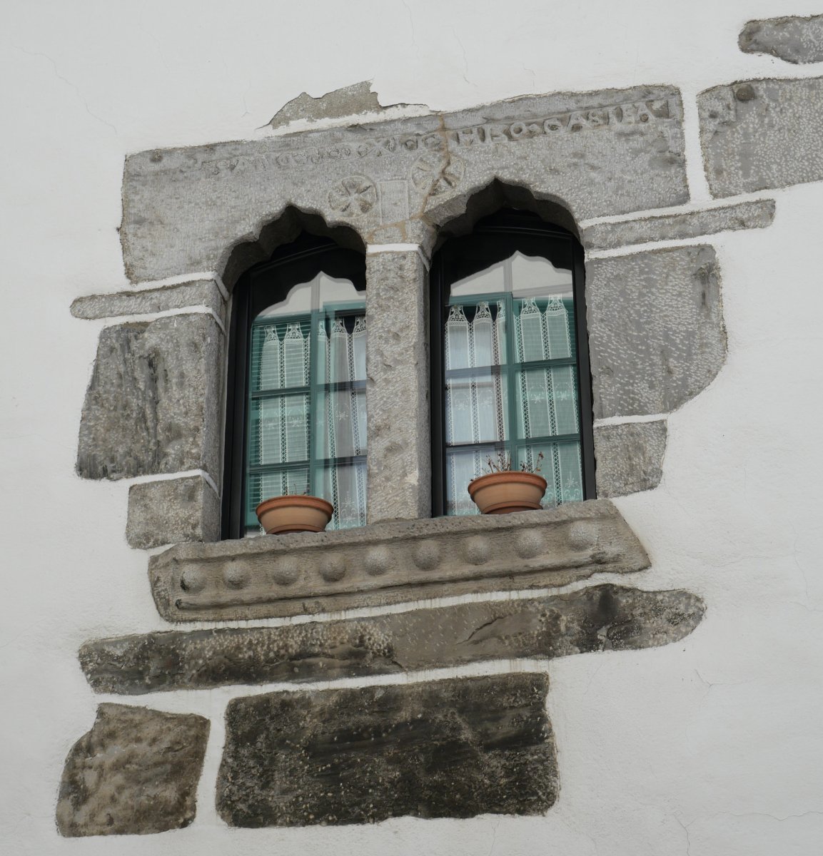 Mikelenea, Lesaka